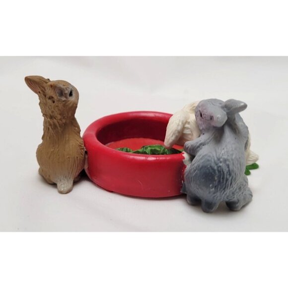 Schleich 2012 Miniature Rabbit Figurine Trio With Red Bowl & Green Vegetables - Picture 4 of 7